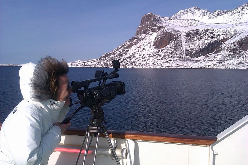 Esther comprueba un plano de las montañas desde la cubierta del MS Nordlys