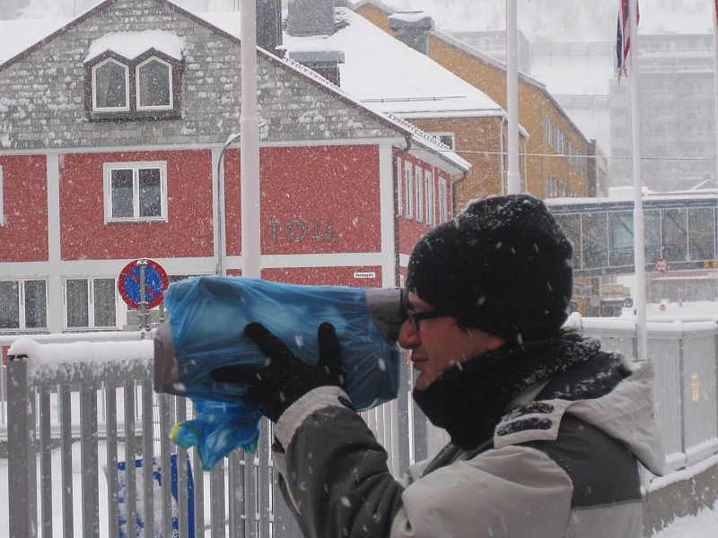 Tecnología punta: cámara envuelta en bolsa de basura para grabar bajo la nieve en Hammerfest