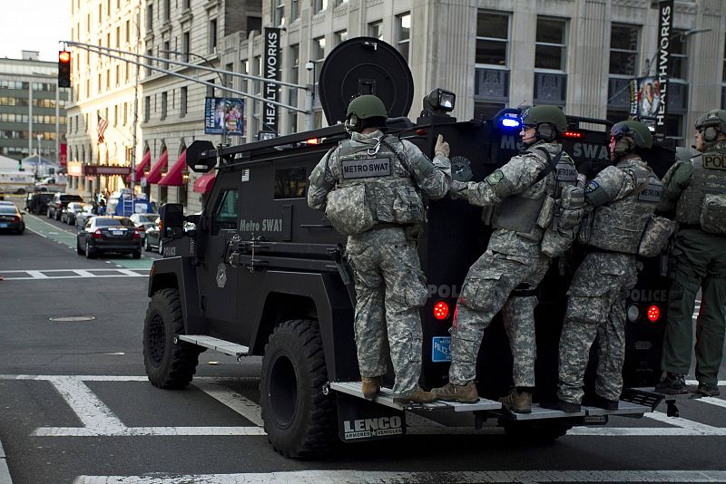 Un vehículo del equipo de élite SWAT llega a la zona afectada por las explosiones del maratón de Boston