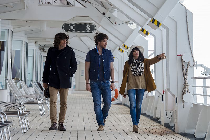Juan Suárez, David Feito y Raquel del Rosario pasean por la cubierta principal del crucero que les ha llevado de Hamburgo a Malmö, ciudad en la que ya ha comenzado la gran fiesta eurovisiva.