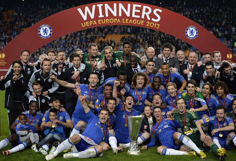 Los jugadores del Chelsea posan con el trofeo de ganador de la Europa League