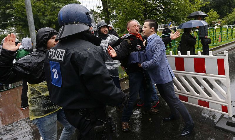 Los manifestantes tratan de bloquear el acceso a un hombre al BCE