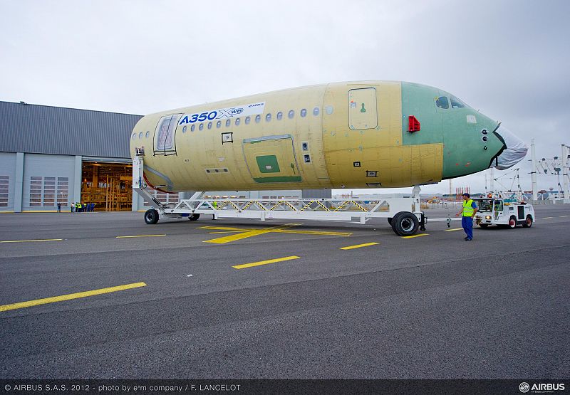 La parte frontal del fuselaje del A350 MSN001 a su llegada a la planta de ensamblado de Toulouse