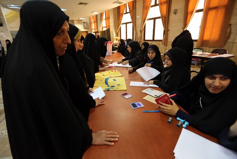 Mujeres iraníes se registran para votar en las elecciones presidenciales
