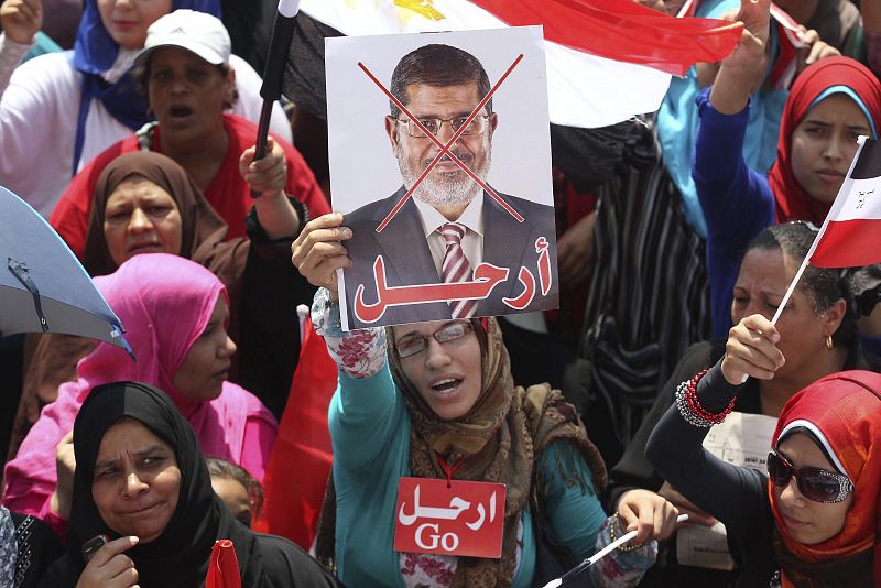 OPOSITORAS DE MURSI SE MANIFIESTAN EN LA PLAZA TAHRIR