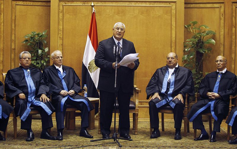Adli Mansur jura el cargo como nuevo presidente interino de Egipto instaurado por los militares