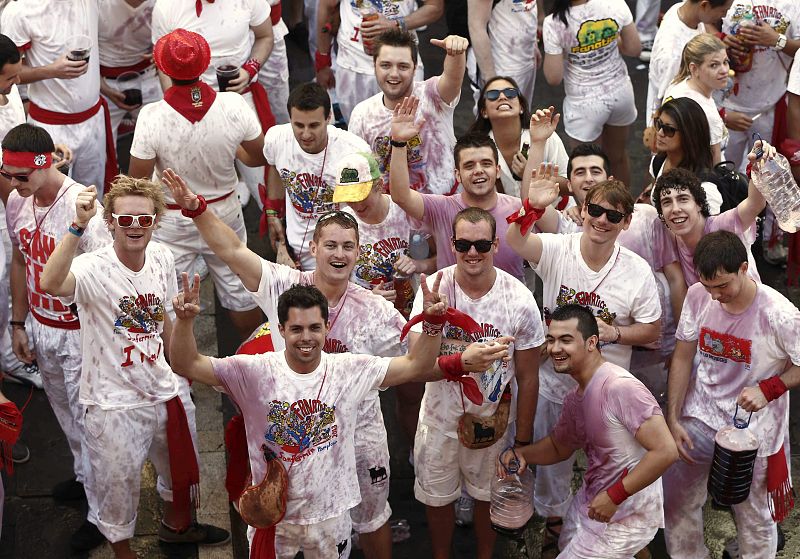 La plaza del ayuntamiento recibe a los mozos que esperaran impacientes a escuchar el cántico de "Viva San Fermin".