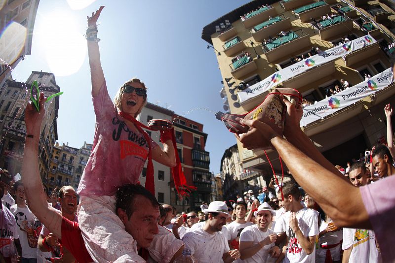 Ambiente en la tradicional plaza del Ayuntamiento en Pamplona