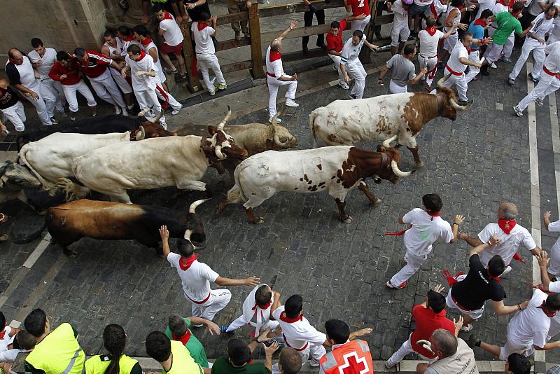 Al sonido del cohete los toros de Torrestrella han abandonado los corrales enfilando la Cuesta de Santo Domingo.
