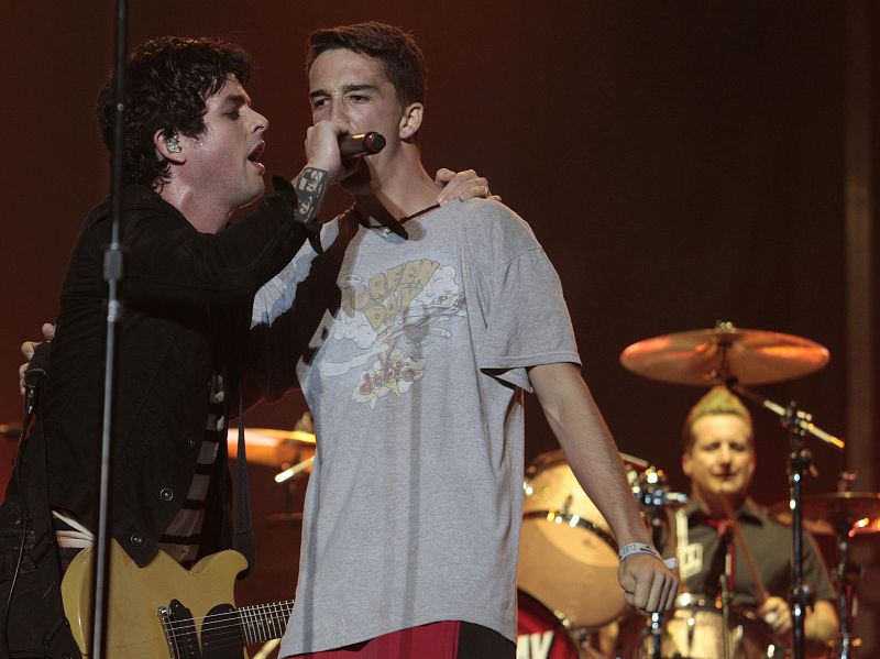 Un seguidor canta junto al cantante y guitarrista de la banda californiana "Green Day", Billie Joe Armstrong.