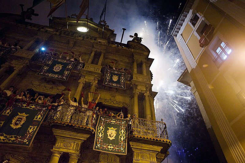 Fuegos artificiales y cánticos para cerrar las fiestas de San Fermín en el Ayuntamiento de Pamplona