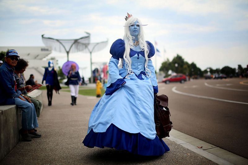 Fans asisten a la inauguración de la Feria