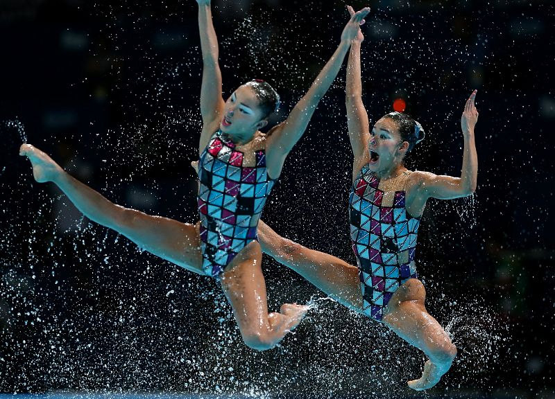 El equipo japonés de natación sincronizada durante su ejercicio en la final de rutina técnica de los Campeonatos del Mundo de Natación
