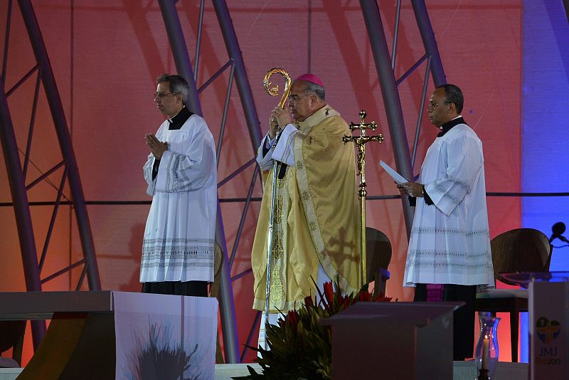 El arzobispo de Río de Janeiro, Orani Tempesta (centro), acompañado por otros dos sacerdotas, oficia la misa que ha dado comienzo a la JMJ de Brasil