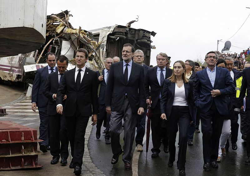 El presidente del Gobierno, Mariano Rajoy ha acudido al lugar del accidente junto a la ministra de Fomerno, Ana Pastor, El presidente gallego, Alberto Núñez Feijóo y el alcalde de Santiago, Ángel Currás.