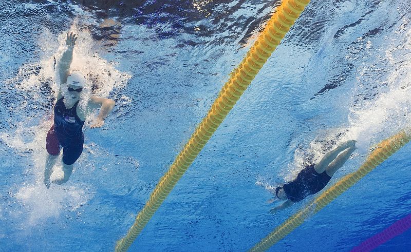 La nadadora estadounidense Katie Ledecky (izq) y la china Xu Danlu (dcha) compiten en una de las series clasificatorias de los 1.500m estilo libre femenino de los Campeonatos del Mundo de Natación, hoy, lunes 29 de julio de 2013, en la piscina del P