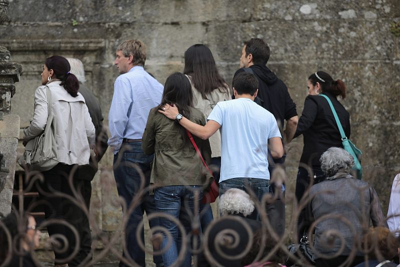 Familiares de las víctimas del accidente llegan a la catedral de Santiago de Compostela