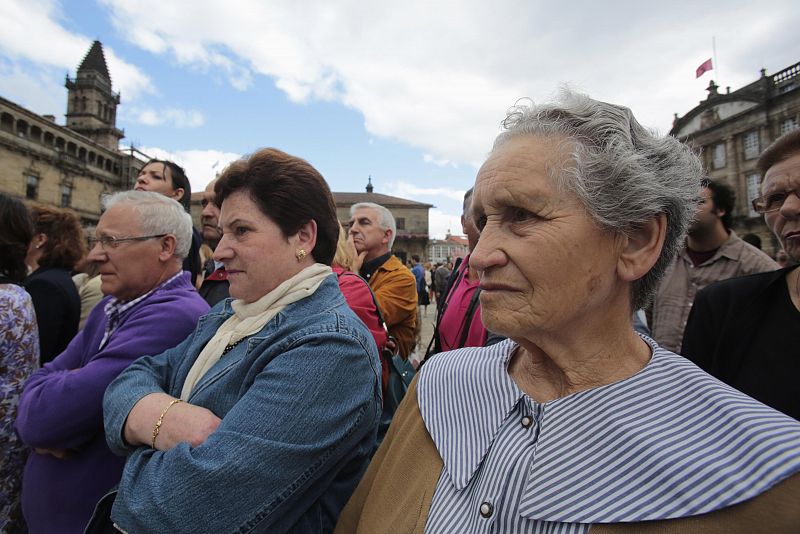 Gente siguiendo el funeral en el exterior de la catedral de Santiago de Compostela