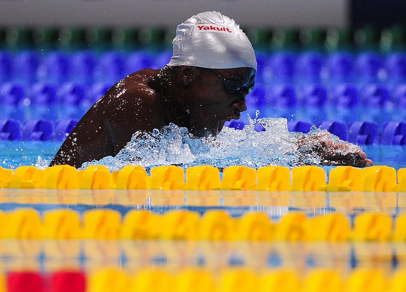 El nadador de Burkina Faso Sawadogo Tindwende Thierry compite en las eliminatorias de 50 metros braza .