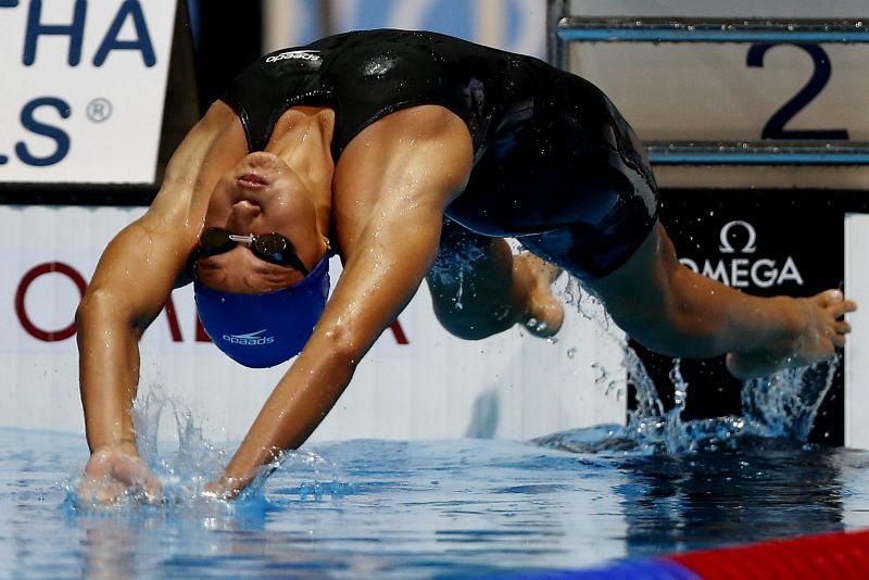 La nadadora de España, Duane Da Rocha, compite en las preliminares de 50m espalda femeninos de los Campeonatos del Mundo.