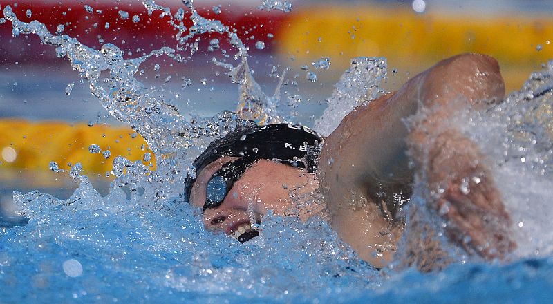 La nadadora Bélgica Kimberly Buys compite en los 100 metros estilo libre  durante el Campeonato Mundial de Natación en el estadio de Sant Jordi en Barcelona.