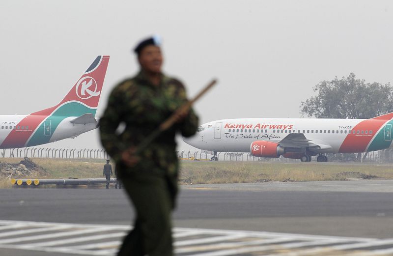 Los aviones del Kenya Airways siguen en tierra después de que un grave incendio haya afectado al principal aeropuerto de la capital.