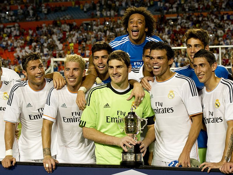 Los jugadores del Real Madrid posan con el trofeo del primer Torneo International Champions Cup, tras vencer en la final al Chelsea de Mourinho por 3 goles a 1
