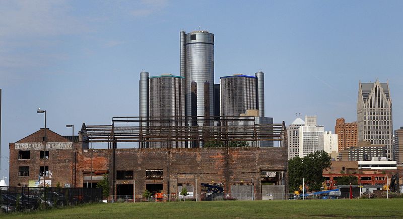 La sede de General Motors detrás de un almacén en restauración en la ribera del río Detroit