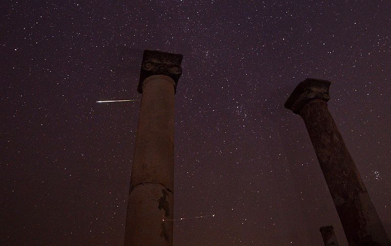 Una estrella fugaz surca el cielo sobre Negotino en la República ex Yugoslava de Macedonia