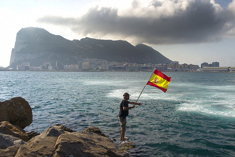 Un pescador alza la bandera española frente a Gibraltar