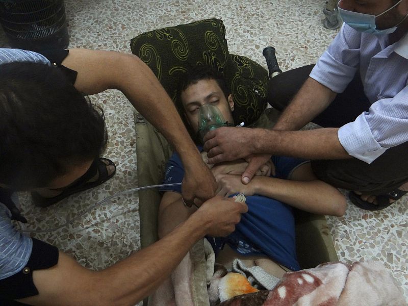 Un hombre asistido con una máscara de gas tras el supuesto ataque del Ejército sirio