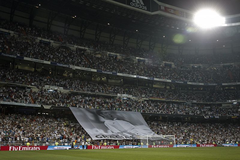 Pancarta desplegada en el estadio madridista momentos antes del partido homenaje a Raúl