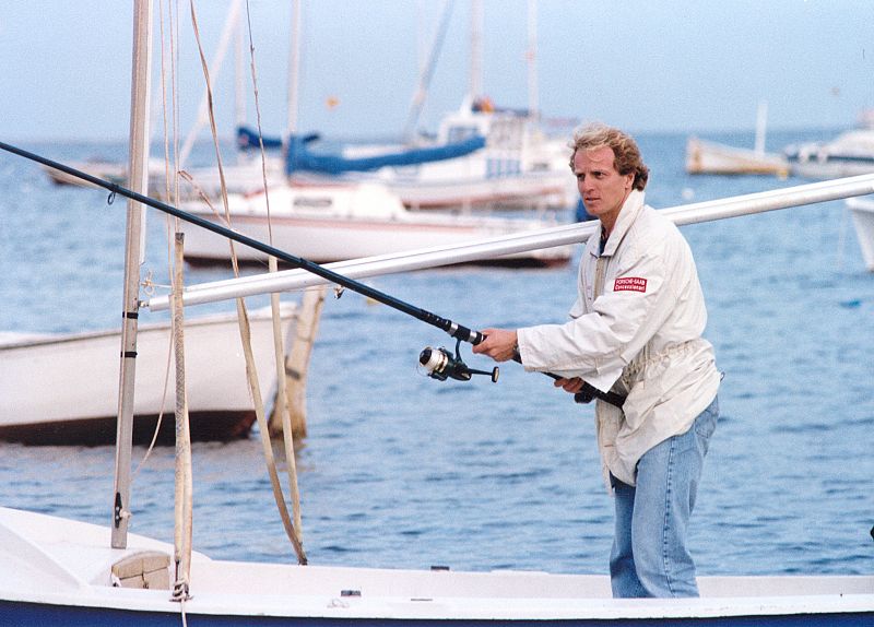 En el programa protagonizó aventuras como saltos en caída libre, submarinismo junto a tiburones y rutas en 4x4. En la imagen, Bultó pesca en alta mar, también en 1994.