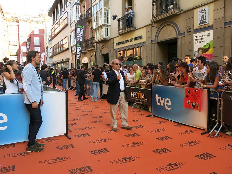 Águila Roja en la alfombra naranja del FesTVal de Vitoria