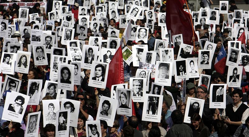Activistas de organizaciones chilenas portan fotografías de desaparecidos y detenidos durante las protestas previas al 40 aniversario del Golpe de Estado que acabó con el Gobierno y la vida de Salvador Allende