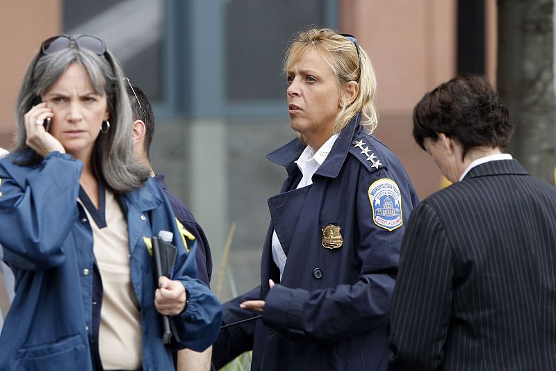 La jefa de la policía metropolitana de Washington, Cathy Lanier, acude al lugar del tiroteo