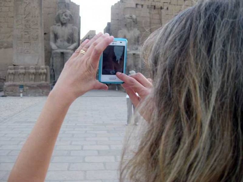 Esther fotografía el primer pilono del templo de Luxor