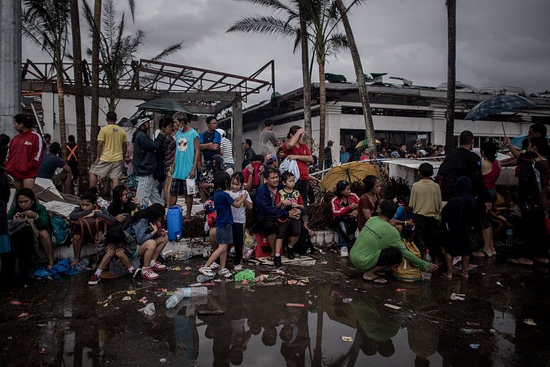 Filipinas intenta atender a los millones de afectados por el tifón Haiyan, muchos de los cuales lo han perdido todo