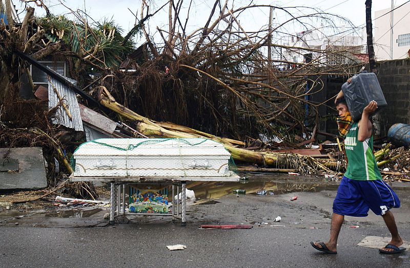 Ataúd en una calle de Tacloban