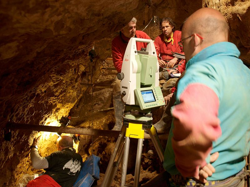 Juan Luis Arsuaga y su equipo en la excavación de la Sima de los Huesos.