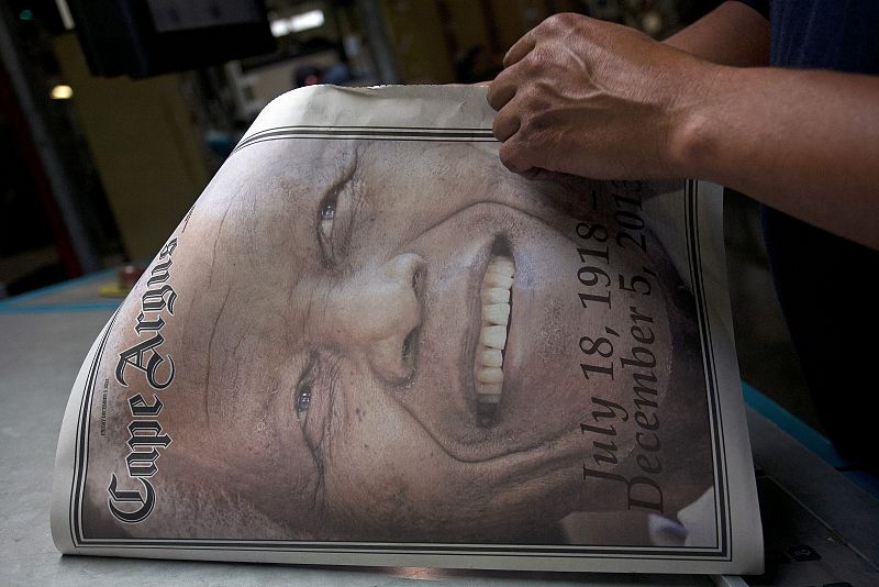 El diario sudafricano Cape Argus refleja en su portada un memorial con las fechas de nacimiento y muerte de Nelson Mandela