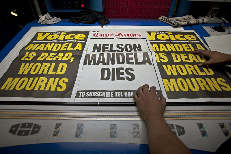 Varios diarios impresos sudafricanos reflejan en sus portadas la muerte de Nelson Mandela