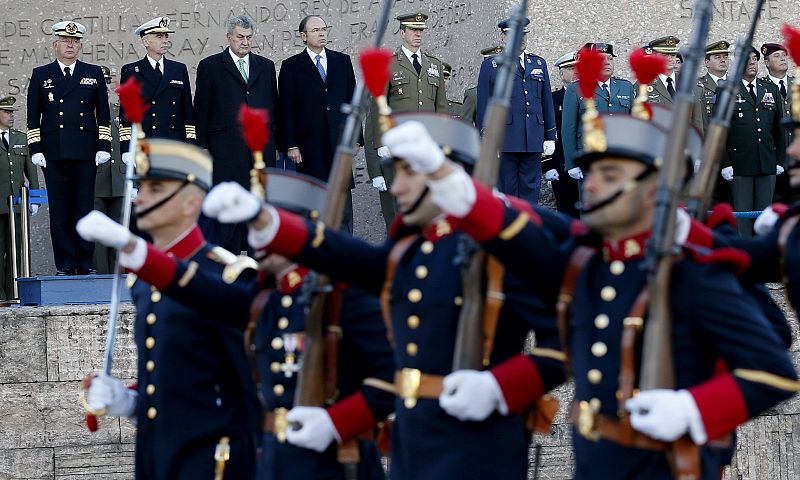 Acto de izado de la bandera con motivo del aniversario de la Constitución