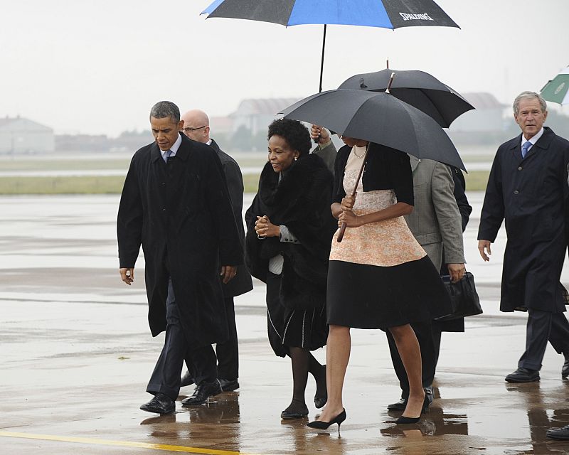 Barak Obama y George Bush a su llegada a Pretoria para asistir al funeral de Nelson Mandela