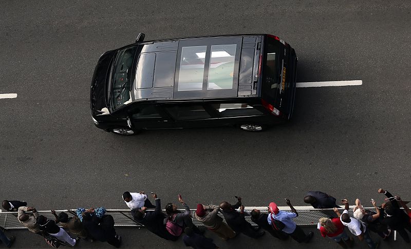 El féretro de Mandela ha recorrido las calles de Pretoria en un coche negro y envuelto en la bandera sudafricana