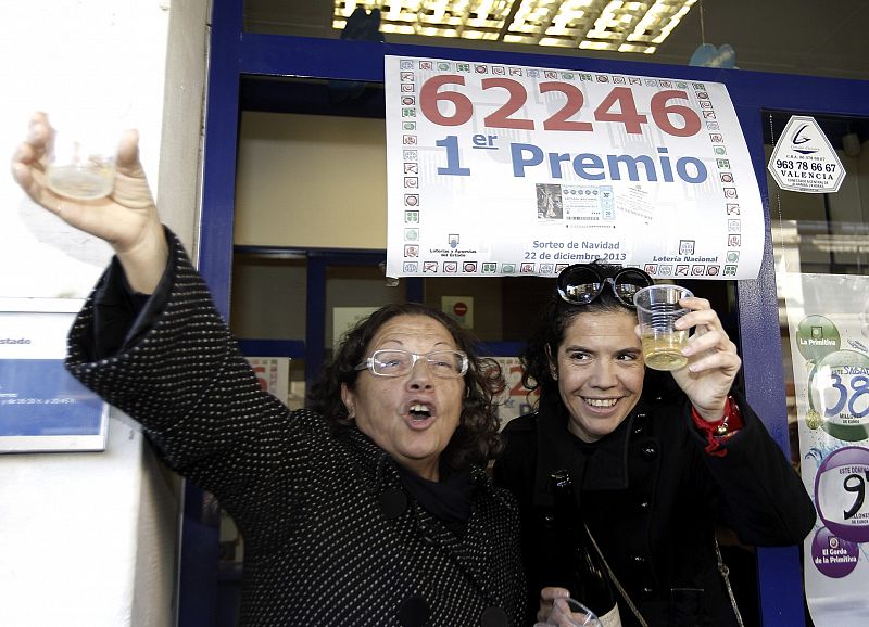 Dos mujeres celebrando el Gordo en la administración de lotería número 72 de Valencia.