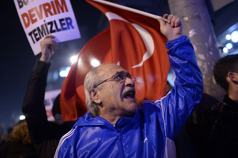 Un manifestante canta consignas y agita una bandera turca durante una manifestación contra la corrupción en el distrito Kadikoy de Estambul este miércoles.