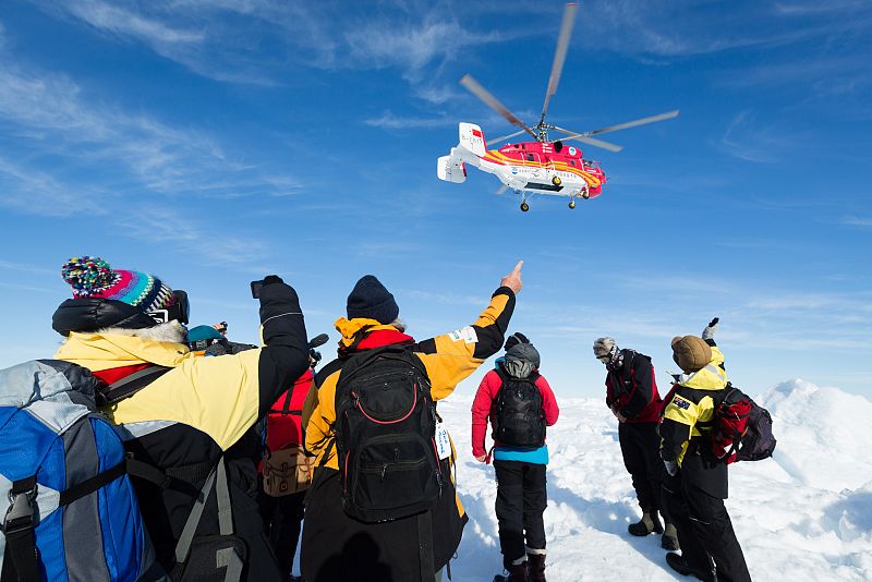 Tras un intento de rescate fallido, los equipos han comenzado a evacuar en un helicóptero chino a los 55 pasajeros y 22 tripulantes del barco ruso Akadémik Shokálskiy. Quedó atrapado en el hielo el 24 de diciembre.