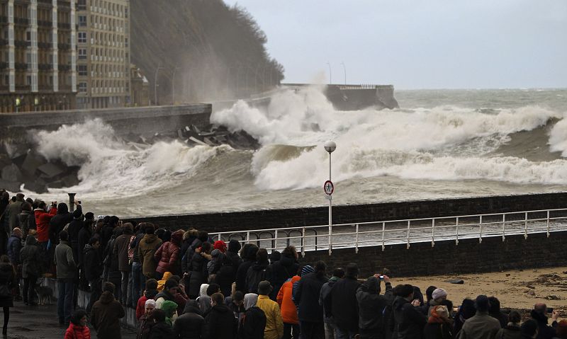 Numerosos donostiarras se acercaron este lunes a la zona del Kursaal de San Sebastián.