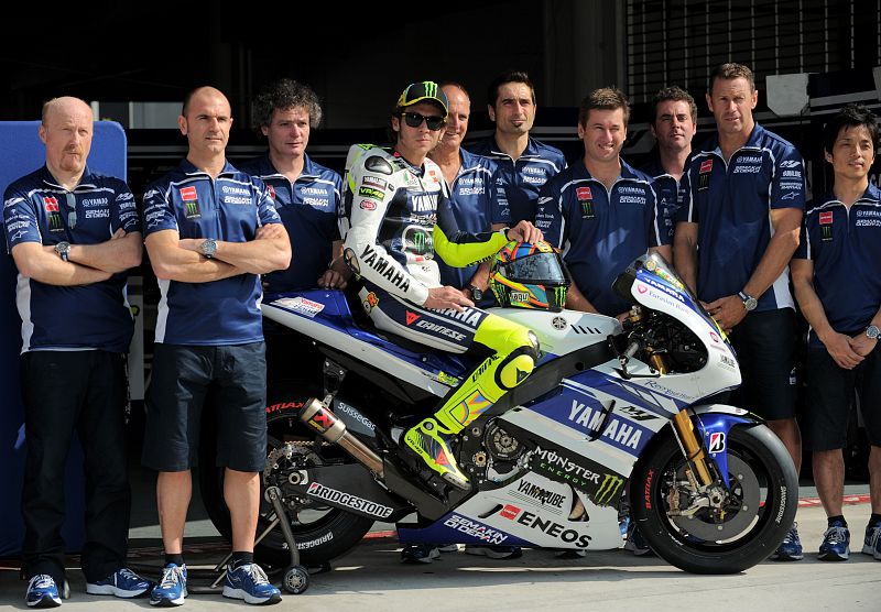 El italiano Valentino Rossi posa con su equipo de confianza de Yamaha.